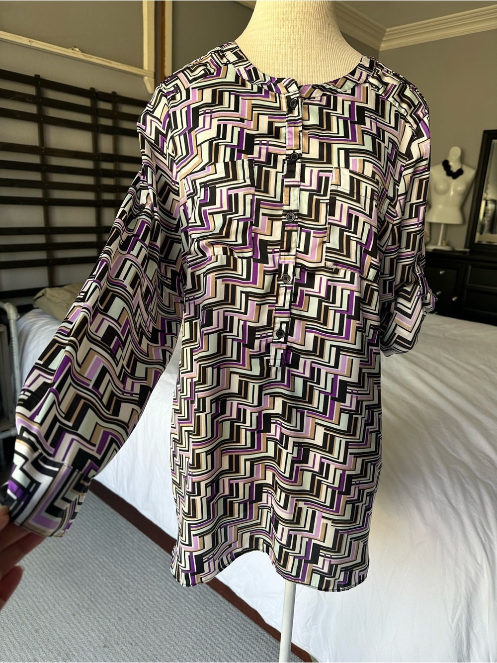 Ann Taylor Geometric Tunic Top in Purple, Black, Cream, size 12 - Picture 3 of 13